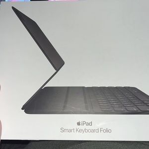 NWOT iPad Pro Smart Keyboard Folio